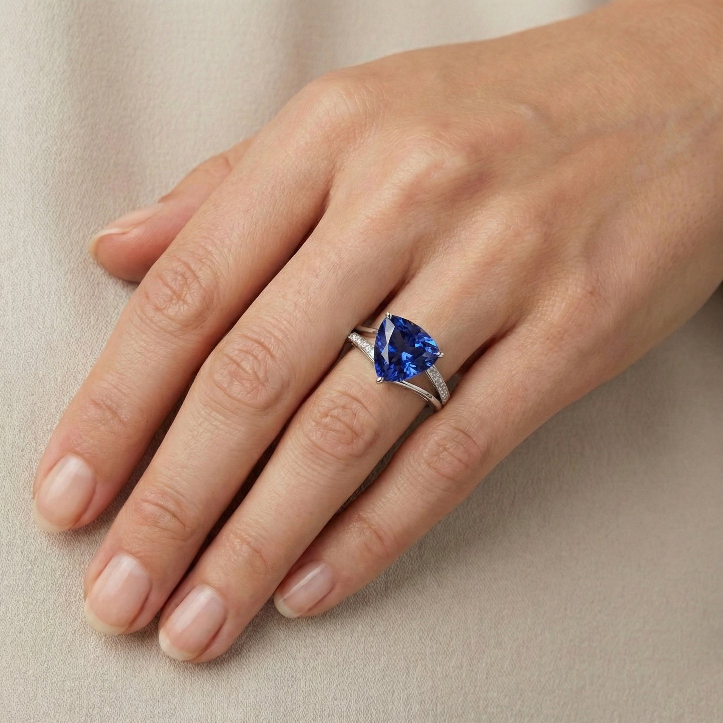 Anello di Fidanzamento Con Zaffiro A Taglio Trilliant
