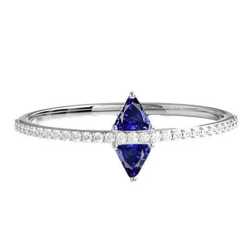 Anello di diamanti con trilioni di gioielli in zaffiro blu accentati 1,50 carati e oro bianco 14K