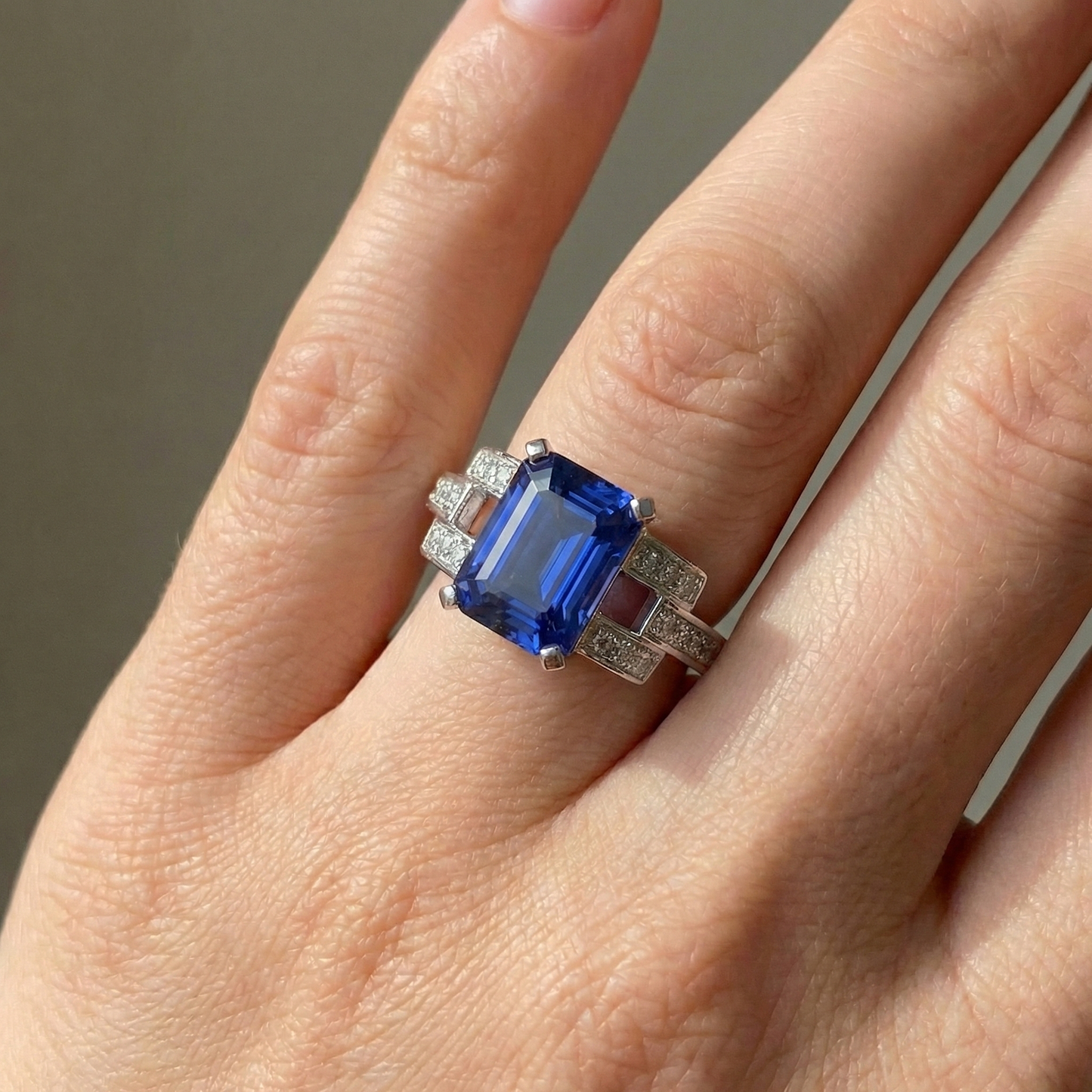 Anello di fidanzamento con diamante smeraldo zaffiro dello Sri Lanka 4 carati