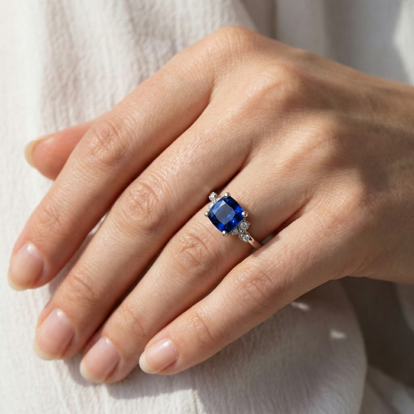 Anello di fidanzamento con zaffiro blu cuscino e diamanti. oro bianco 2.50 carati