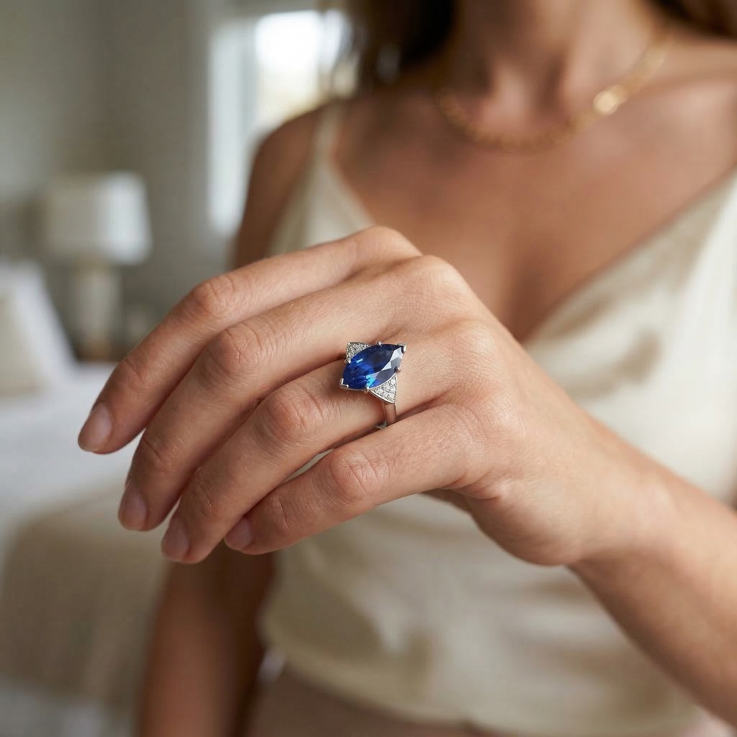 Anello di fidanzamento con zaffiro blu marchesa e piccoli diamanti 5.50 carati