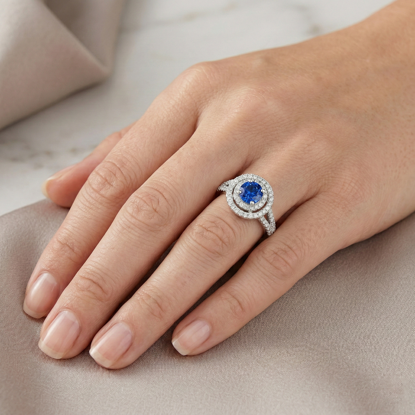 Anello di fidanzamento in oro 14K con zaffiro dello Sri Lanka e diamante da 4,25 carati