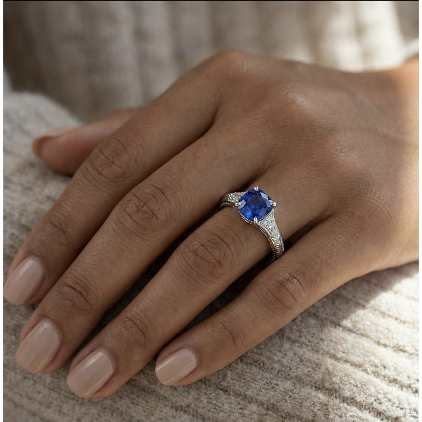 Anello di gioielli con pietre preziose in stile antico Cuscino con zaffiro blu 2 carati