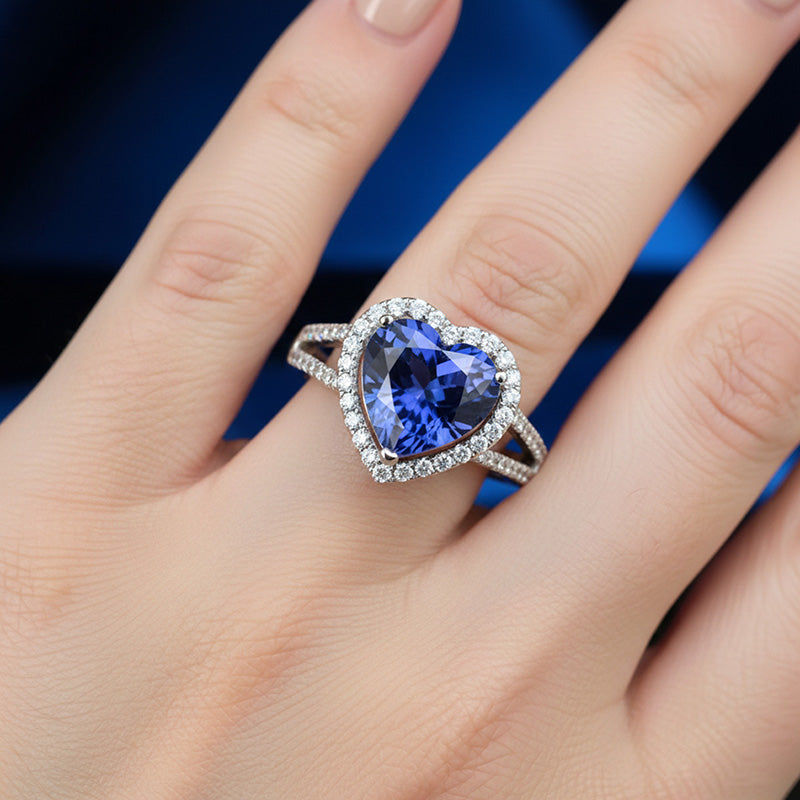 Anello fantasia in oro bianco 14K con diamanti e zaffiri a taglio cuore blu da 4.45 ct