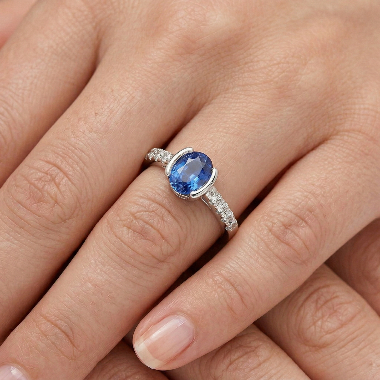 Anello incastonato di lunetta ovale con zaffiro blu dello Sri Lanka e diamante 1,40 ct