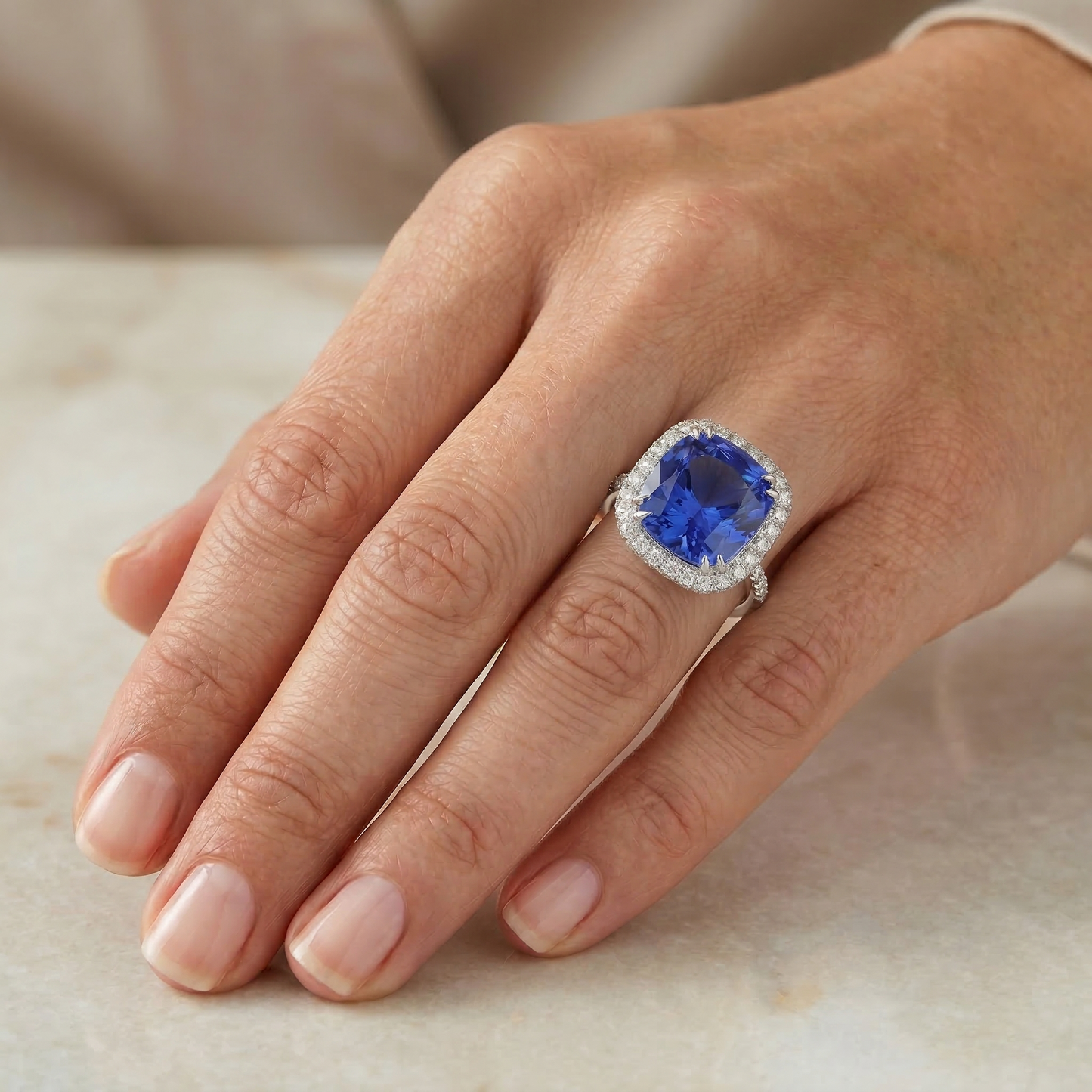 Anello in oro bianco 14K con diamanti 8 carati e zaffiro di Ceylon