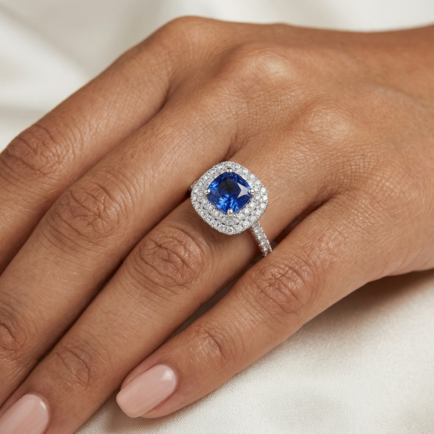 Anello in oro bianco 14K con zaffiro a cuscino blu da 2 ct e diamante rotondo aureola