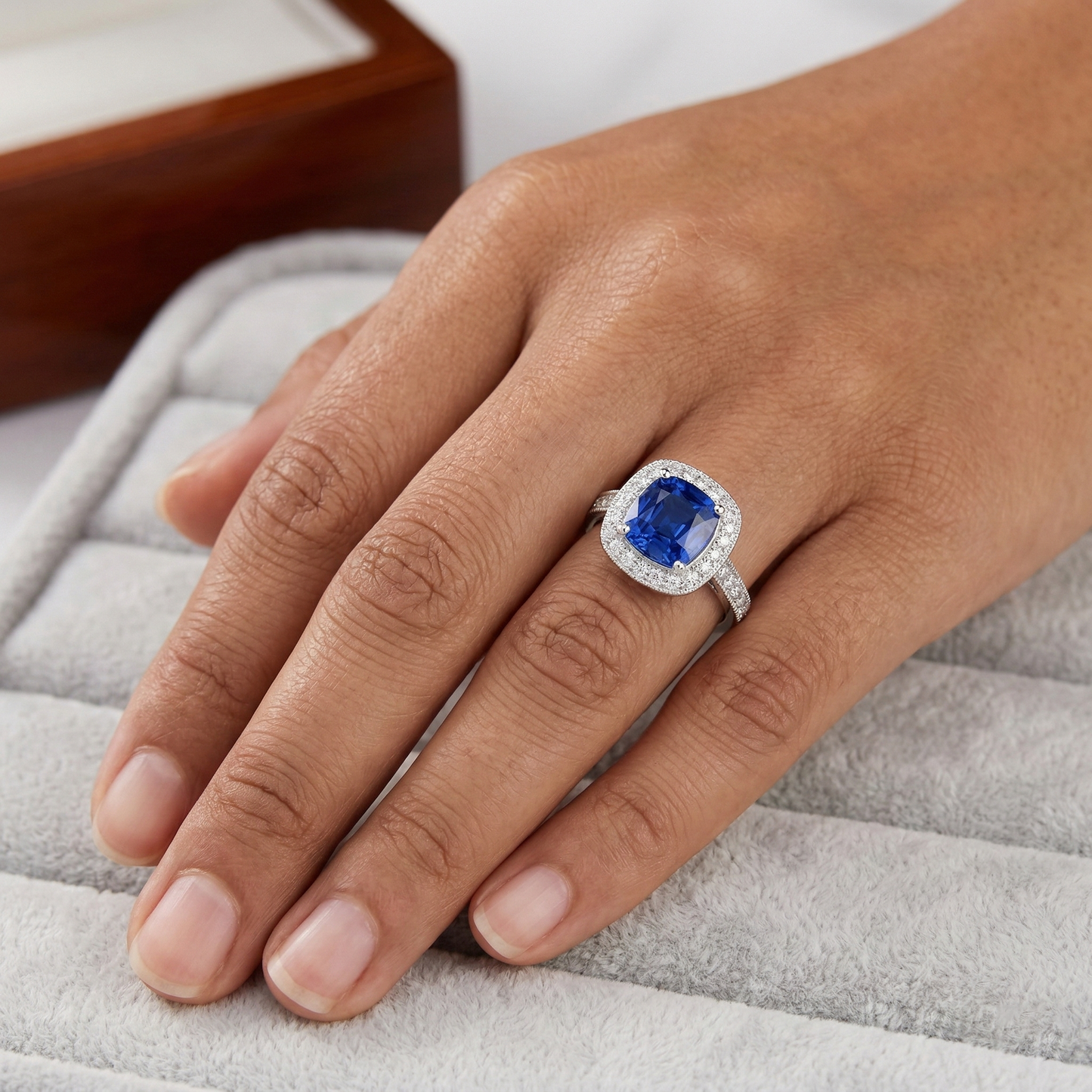 Anello in oro bianco 14K con zaffiro blu di Ceylon da 3,70 ct e diamante