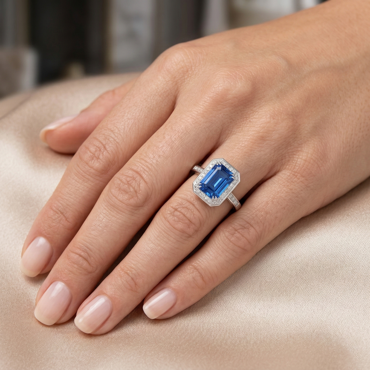 Anello in oro bianco 14K con zaffiro dello Sri Lanka da 3,40 ct e diamanti