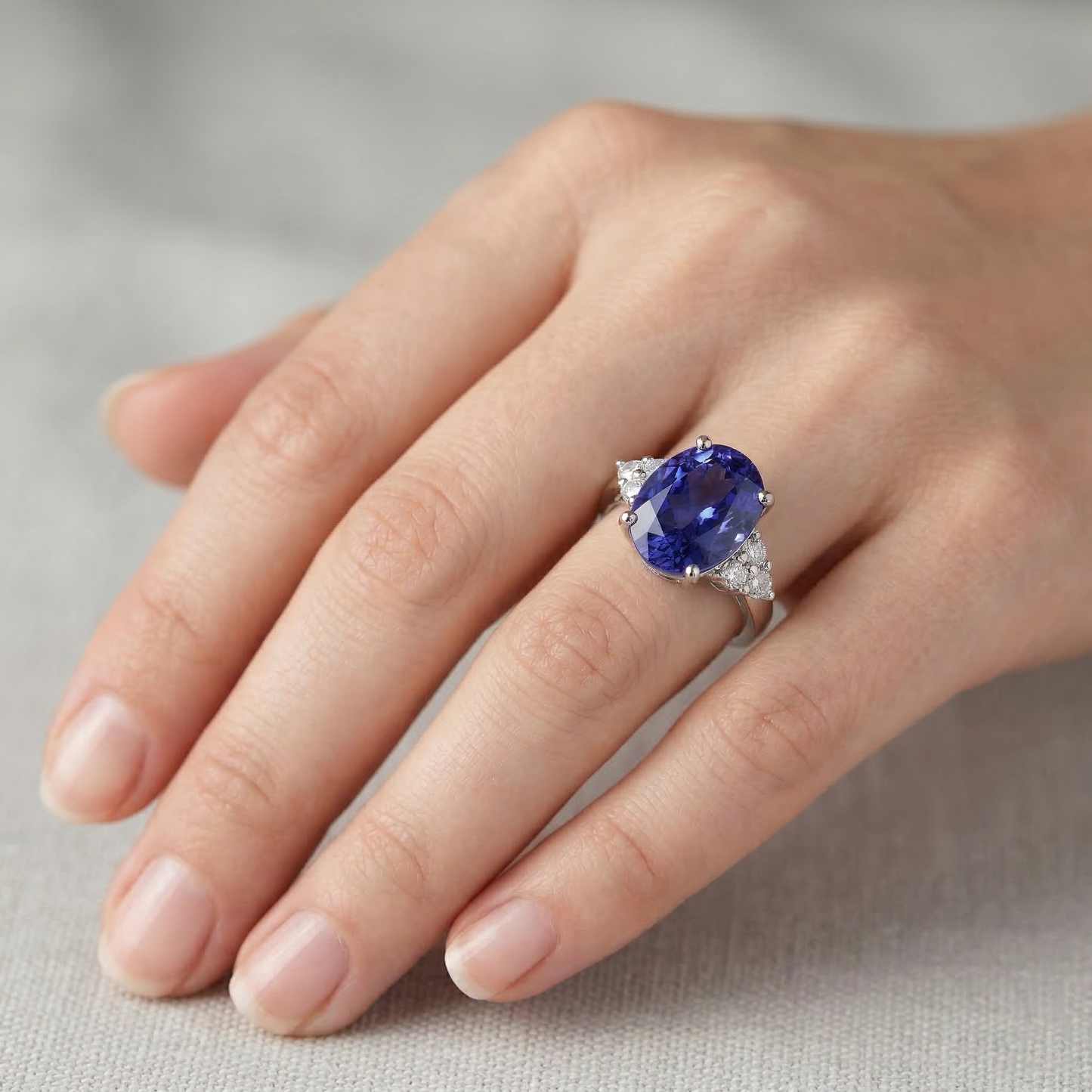 Anello in oro bianco 14K con zaffiro dello Sri Lanka ovale da 5,30 ct