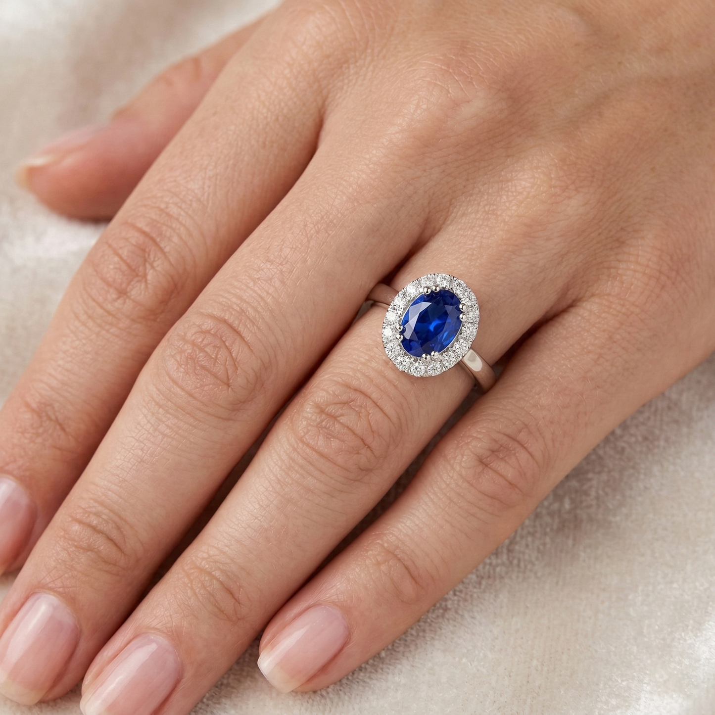 Anello in oro bianco 14K con zaffiro di Ceylon da 2.65 carati con diamanti