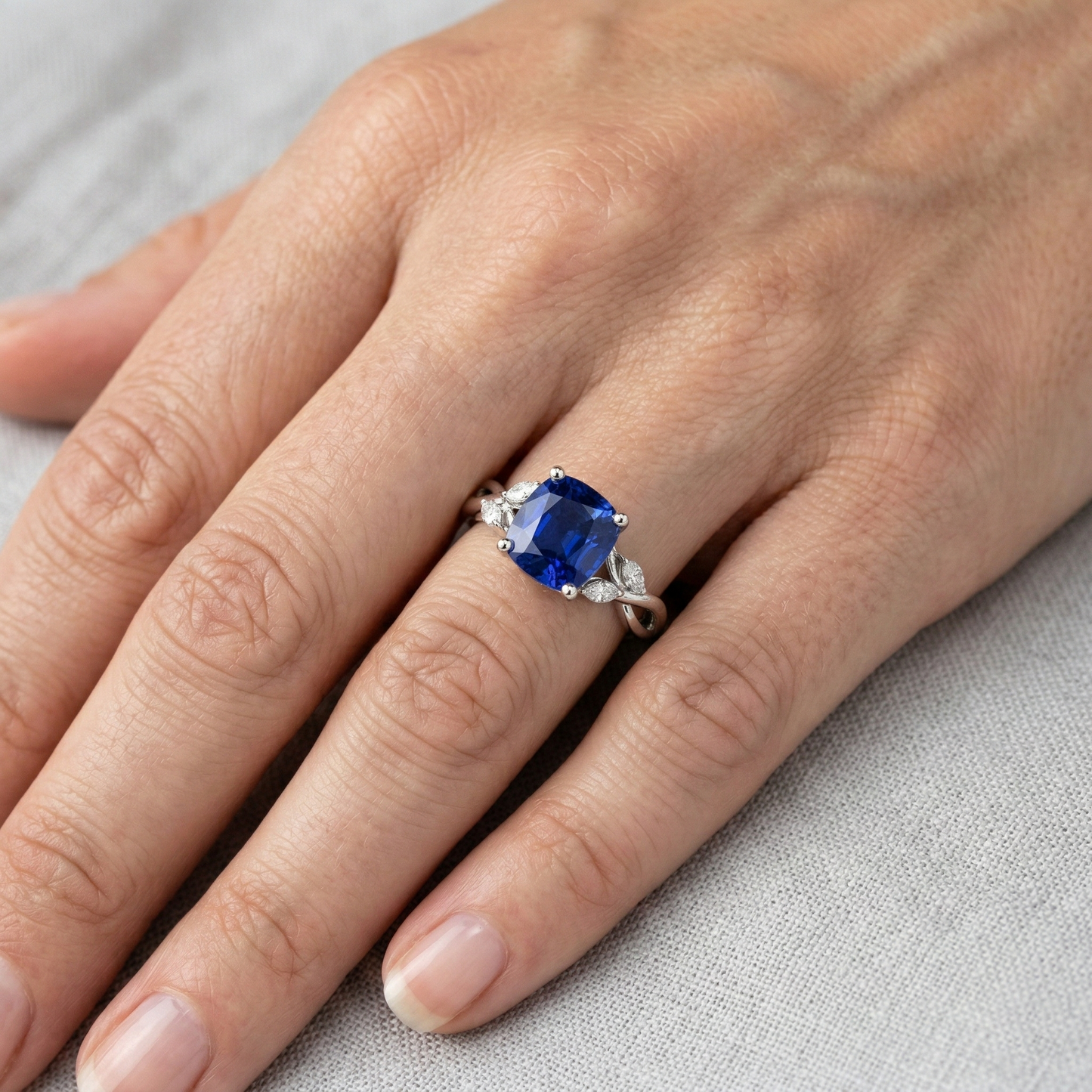 Anello in oro bianco 14K con zaffiro di Ceylon e diamanti da 2,10 carati