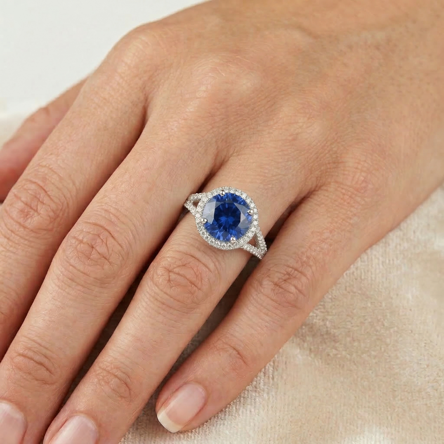 Anello in oro bianco 14K con zaffiro di Ceylon rotondo da 4,50 ct e diamanti