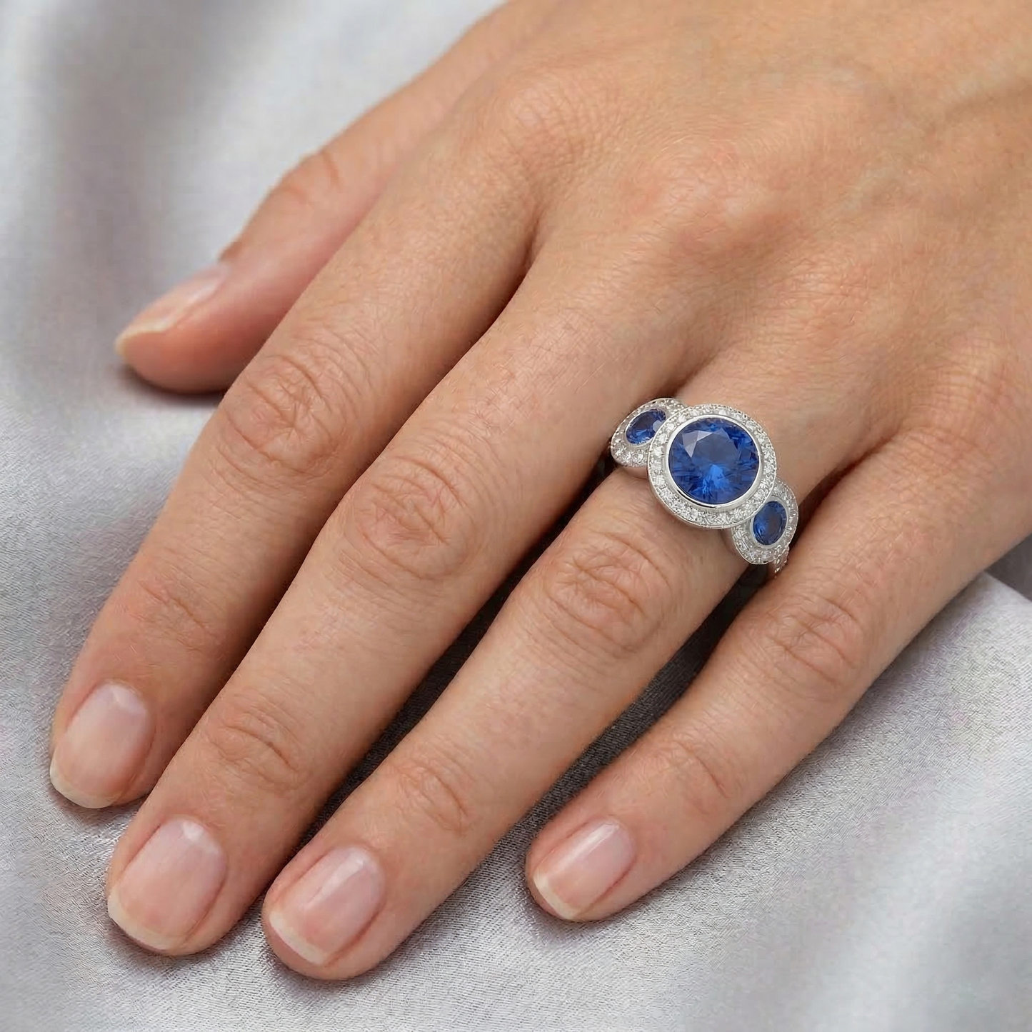 Anello in oro bianco con 3 pietre e diamanti con zaffiro di Ceylon da 4,50 carati