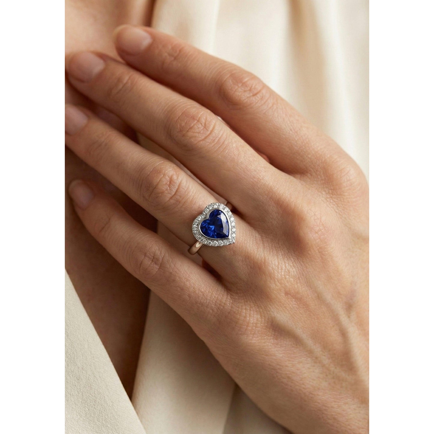 Anello in oro bianco con anello a forma di cuore con zaffiro blu intenso 4 carati