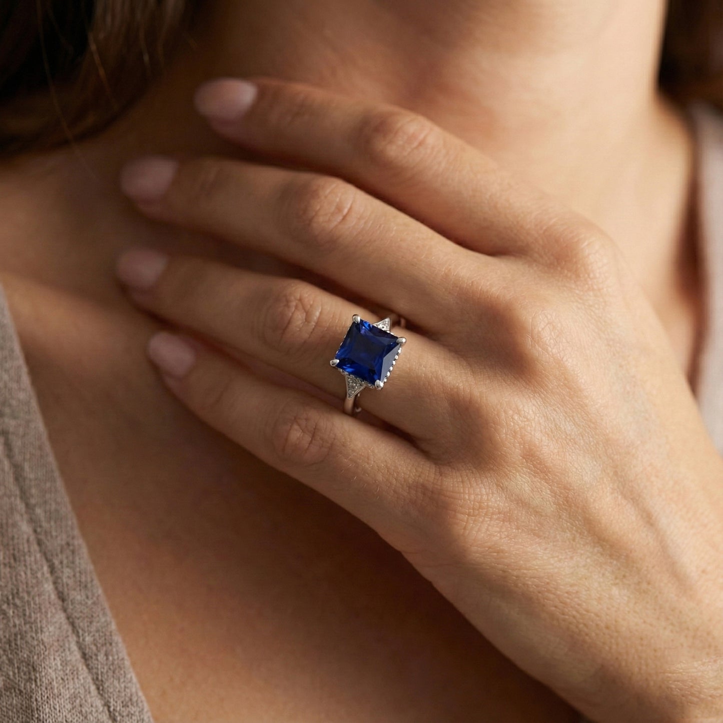 Anello in oro con 3 pietre. diamanti e zaffiro blu. gambo diviso 5.25 carati