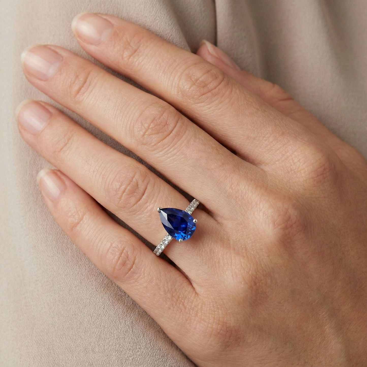 Anello in oro con pietre preziose Zaffiro blu con accenti di diamanti 4 carati