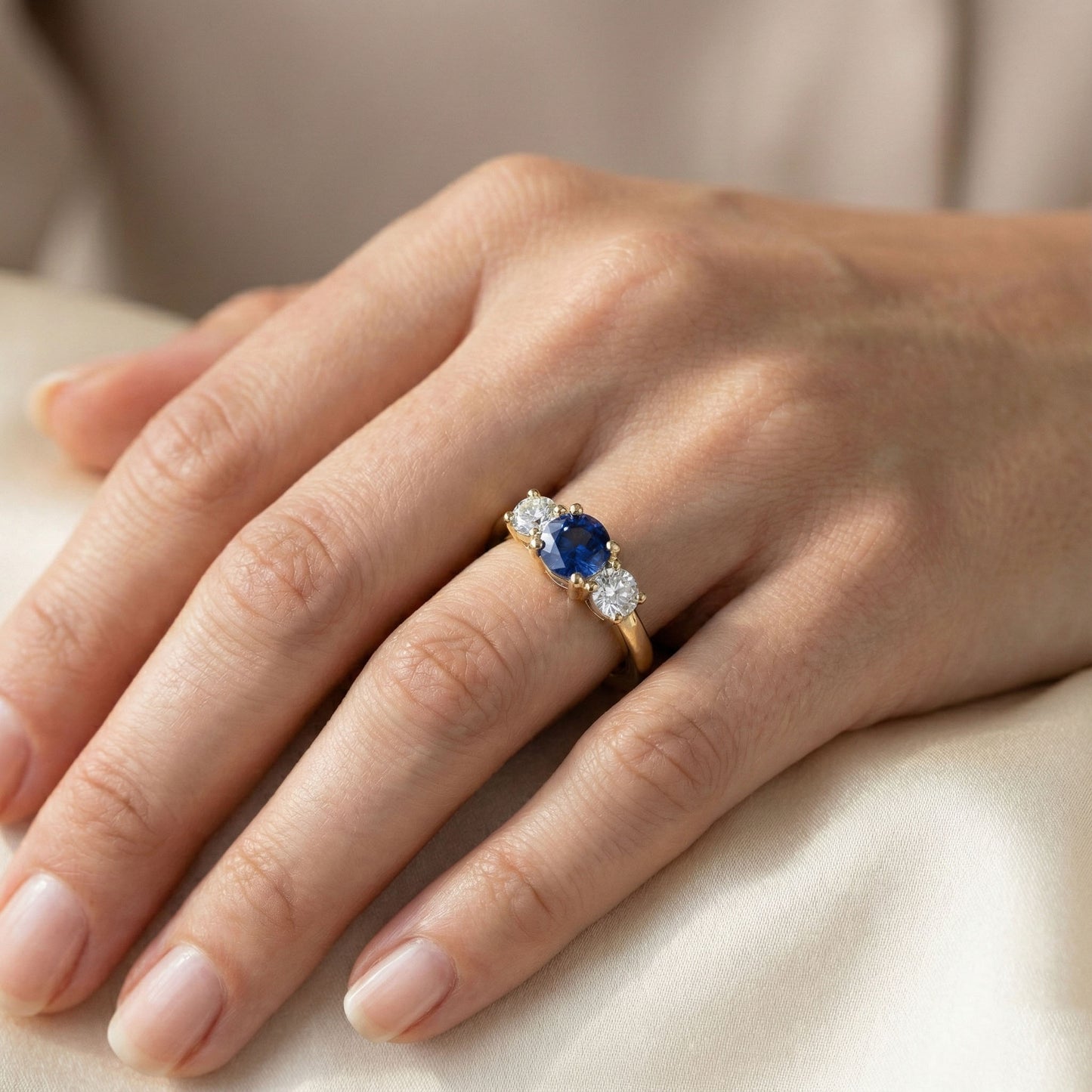 Anello in oro giallo 14 carati con 3 pietre. zaffiro blu rotondo e diamanti da 1,50 carati