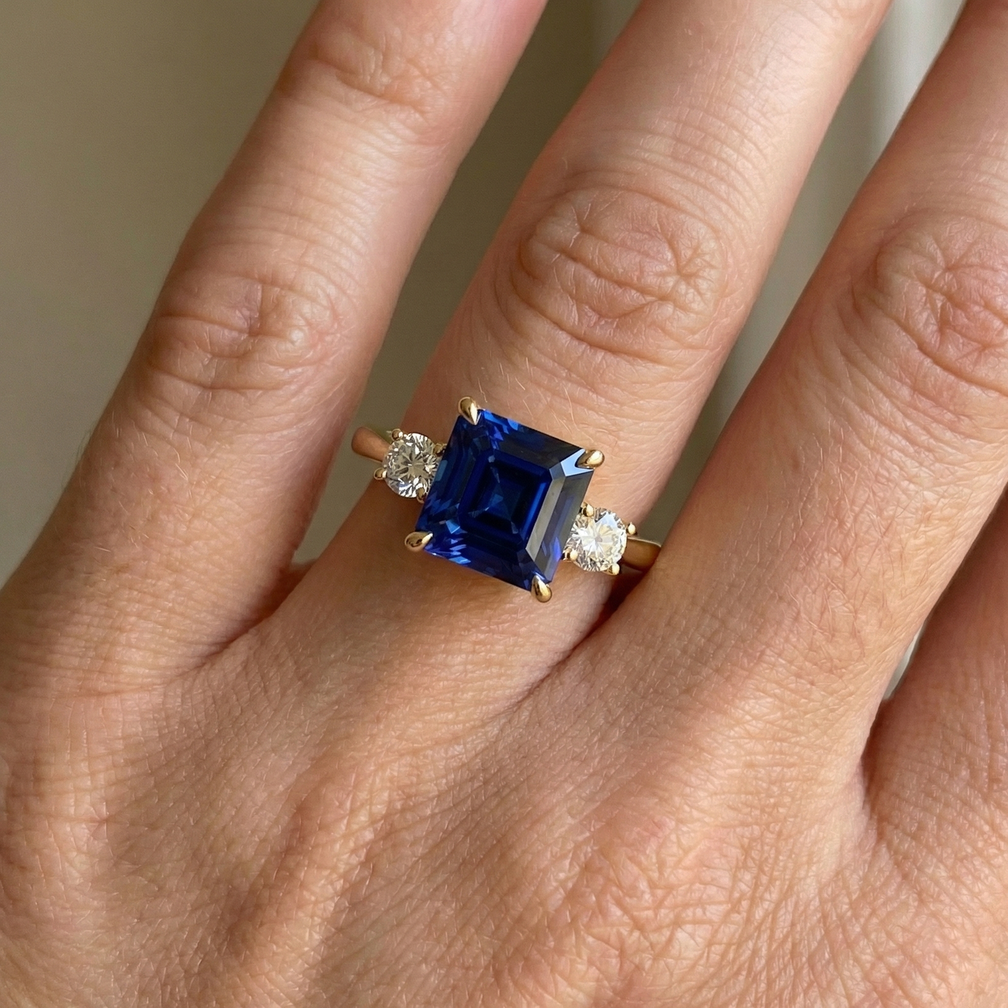 Anello in oro giallo con diamante rotondo e cuscino zaffiro blu 2.75 carati Nuovo