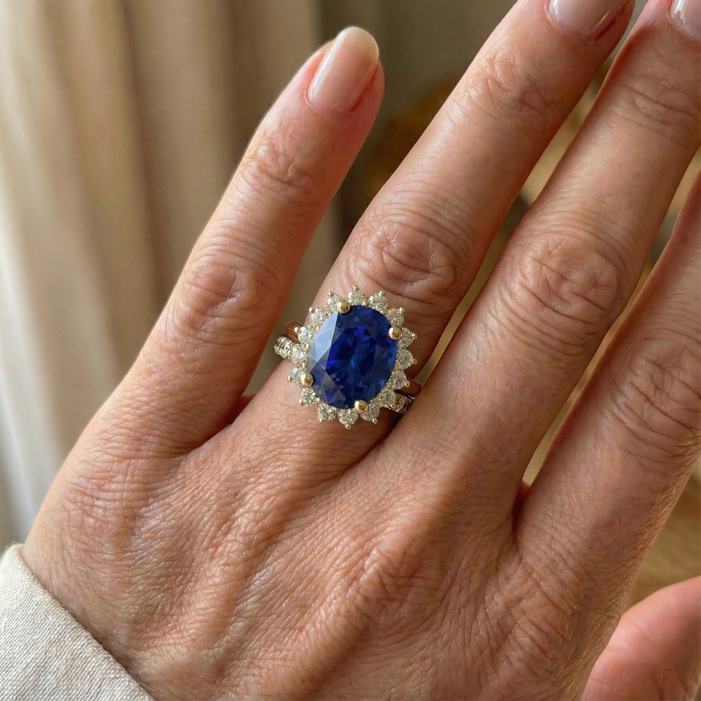 Anello in oro giallo con zaffiro di Ceylon con accenti di diamante 7.50 carati