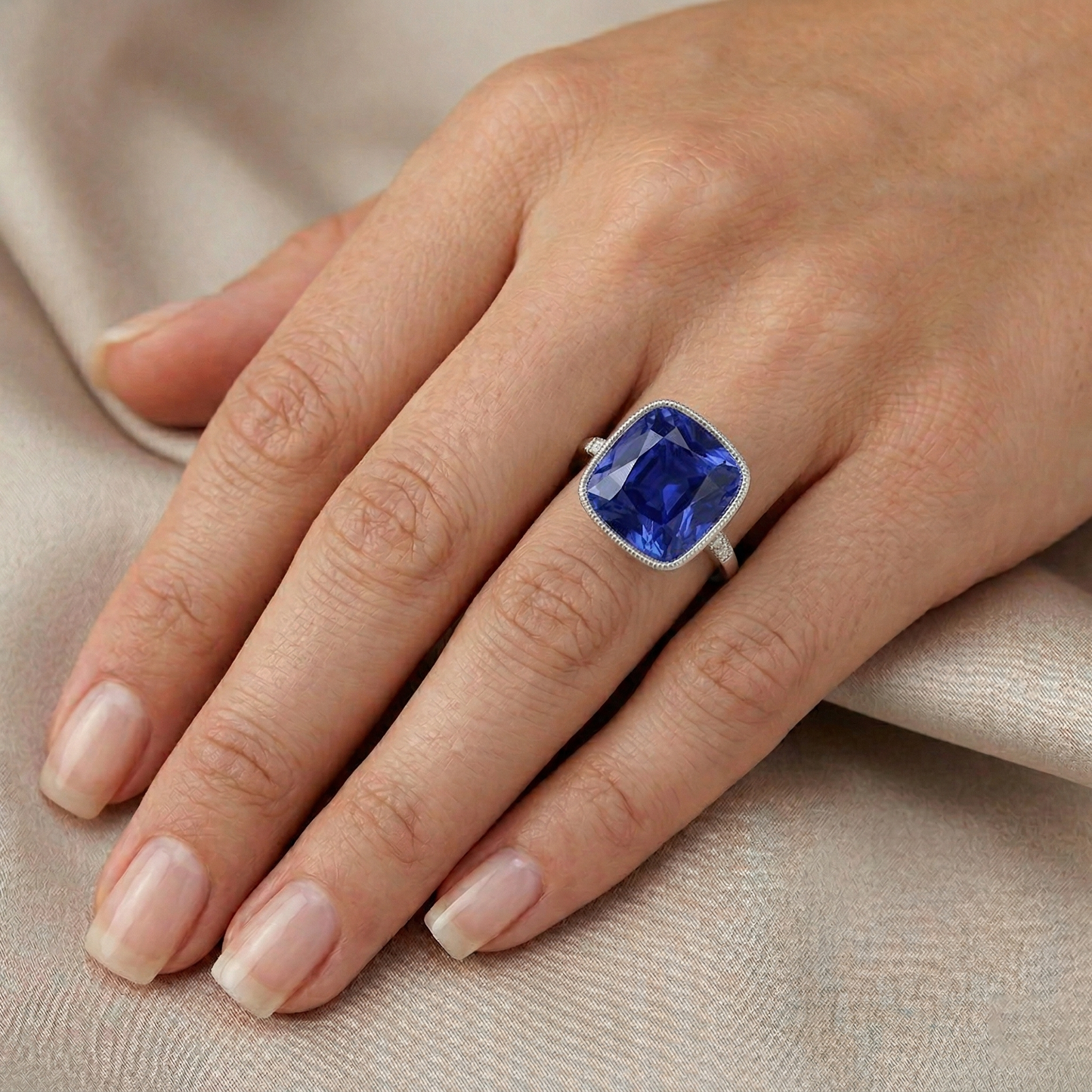 Anello in stile vintage con diamanti e zaffiri blu con gemme da 6 carati