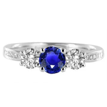 Anello in zaffiro blu con 3 diamanti tondi in stile pietra con accenti di 2 carati e oro bianco 14K