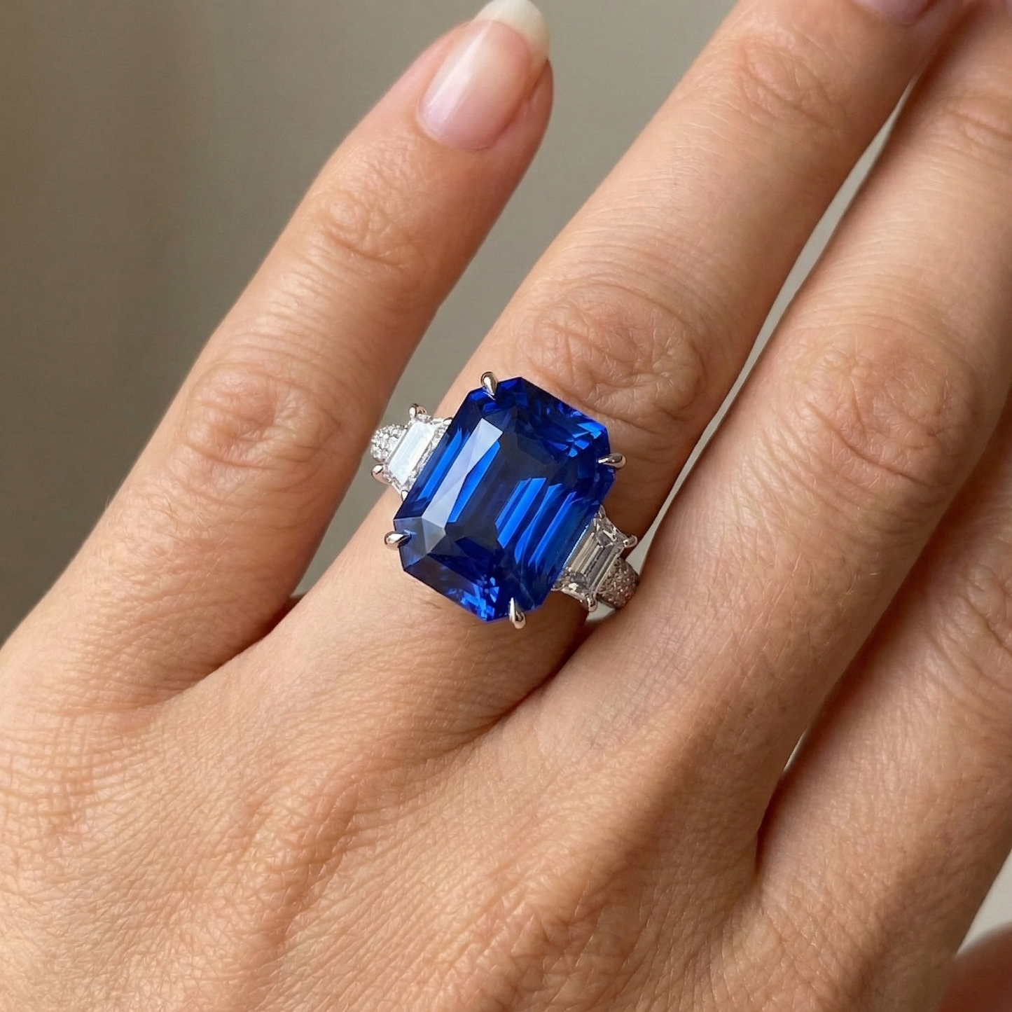 Anello in zaffiro di Ceylon con diamante radiante 7.50 carati 3 stile a punta di pietra