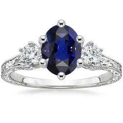 Anello old style con zaffiro blu 2,50 carati e diamanti 3 pietre in oro bianco 14K