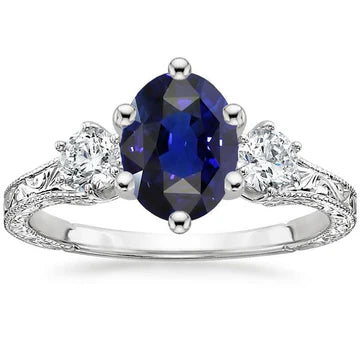 Anello old style con zaffiro blu 2,50 carati e diamanti 3 pietre in oro bianco 14K