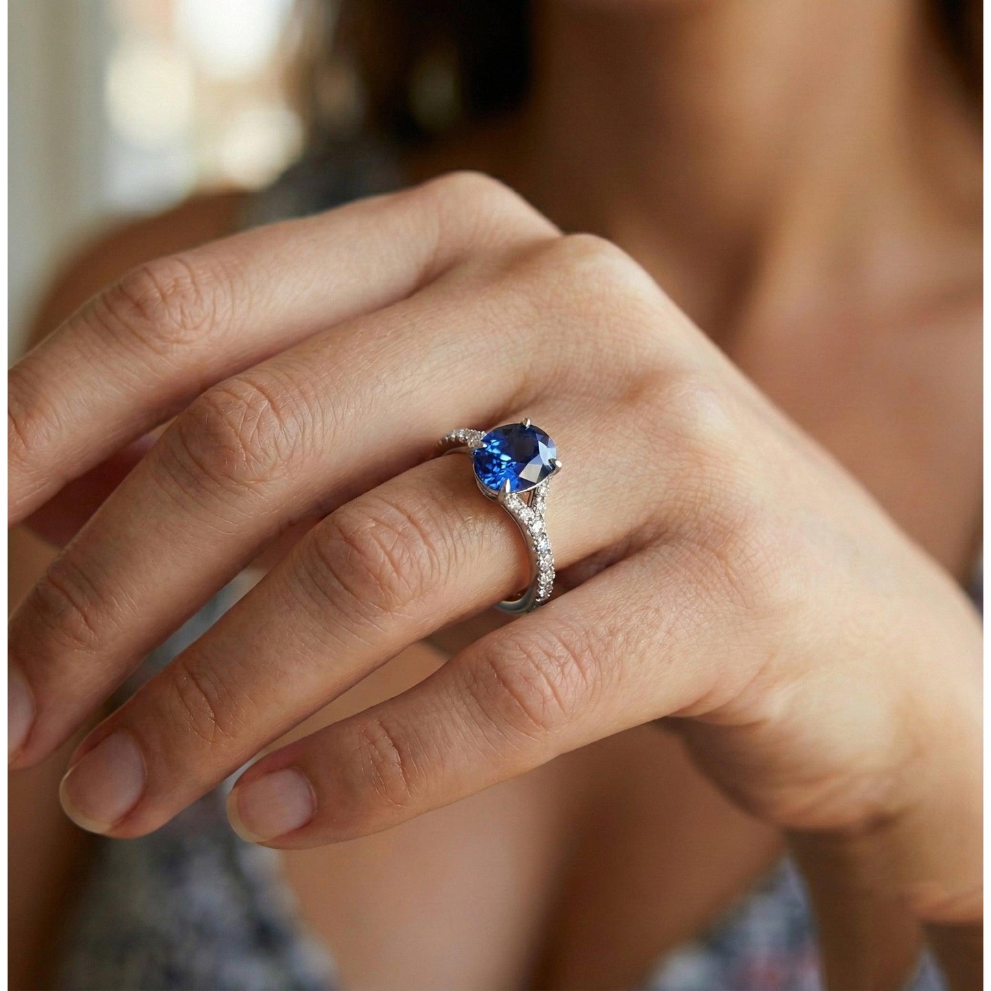 Anello ovale in pietra preziosa zaffiro blu intenso con gioielli accenti 3.75 carati