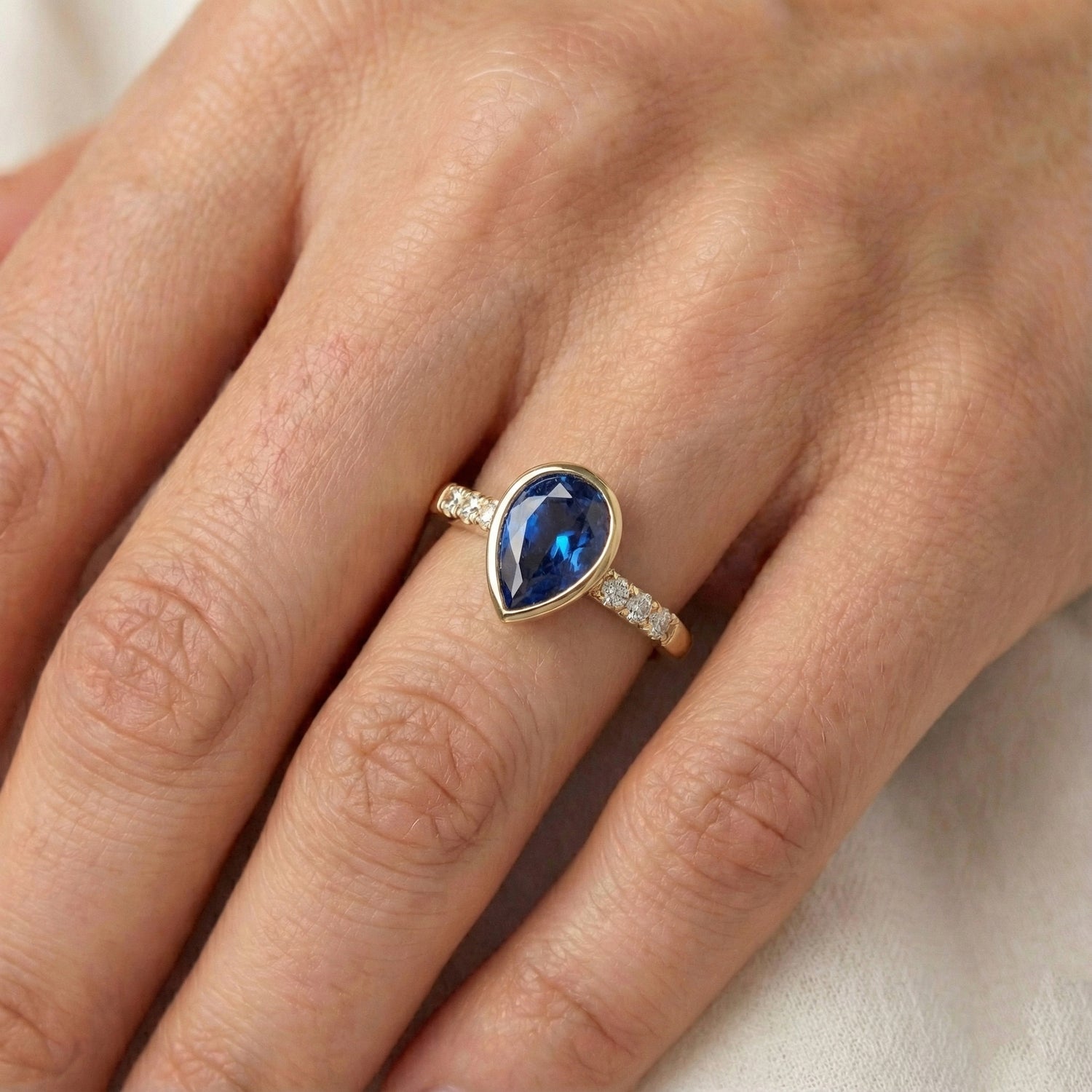 vero round diamante 2carati anello su bianco