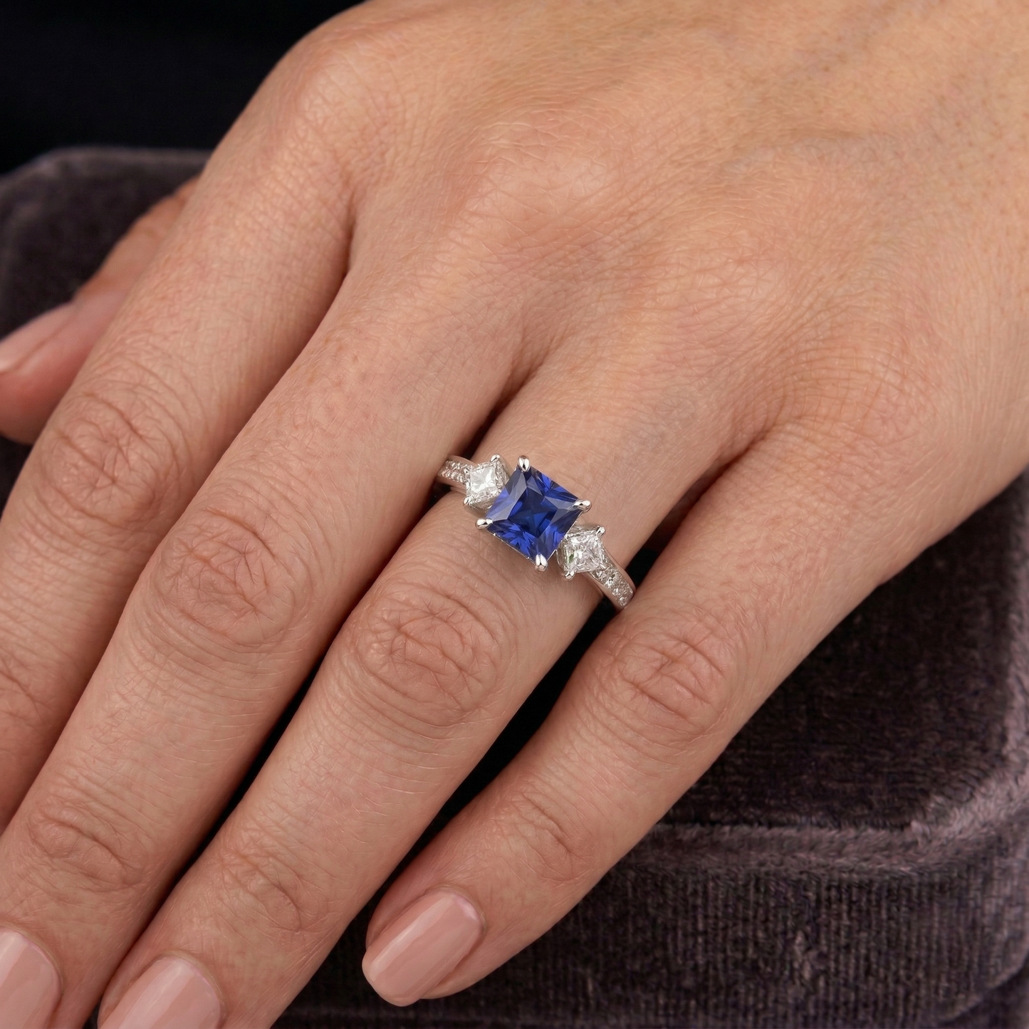Anello principessa con diamante rotondo e zaffiro di Ceylon 2,50 carati in oro bianco 14K
