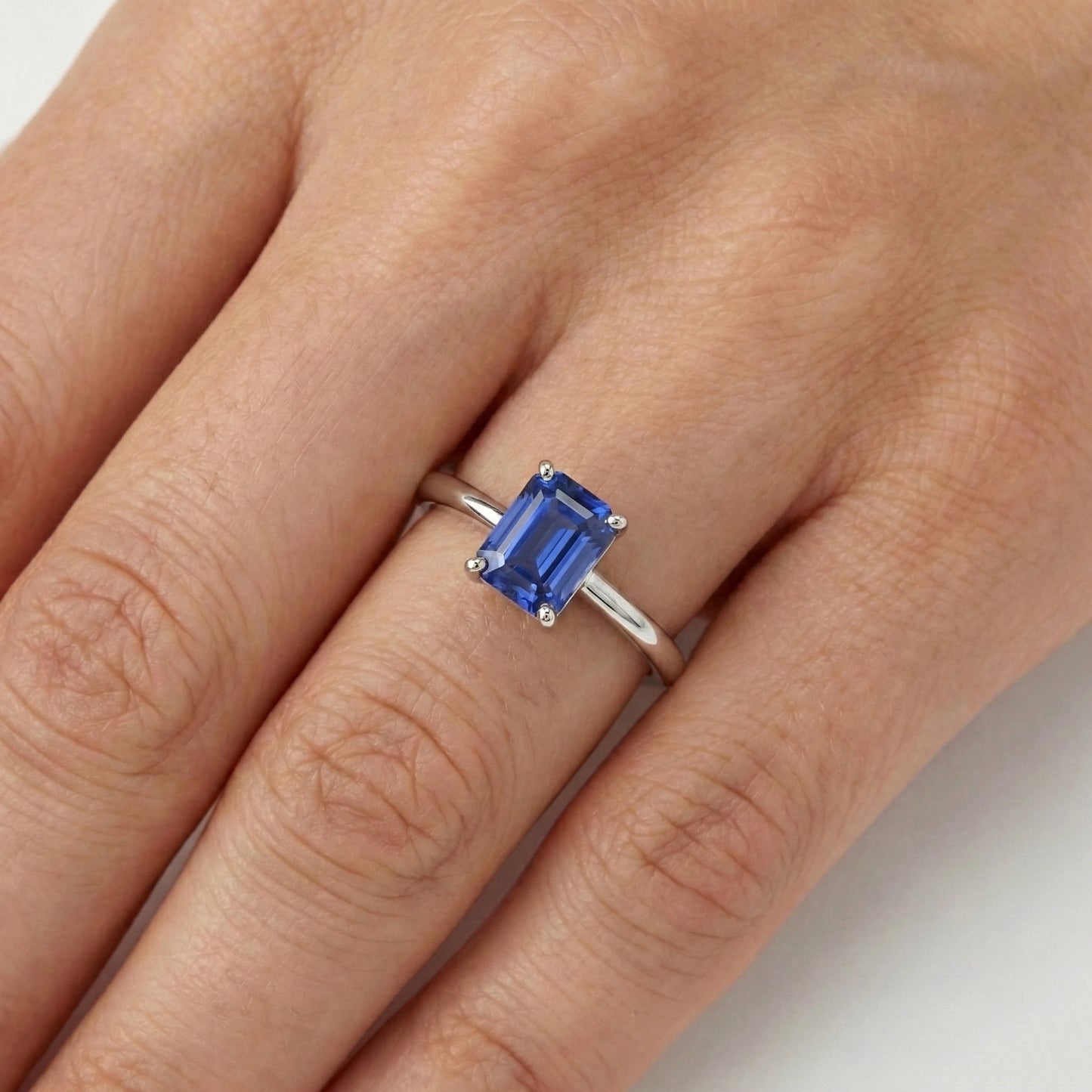 Anello solitario con 1,50 carati di zaffiro blu taglio smeraldo in oro bianco 14K