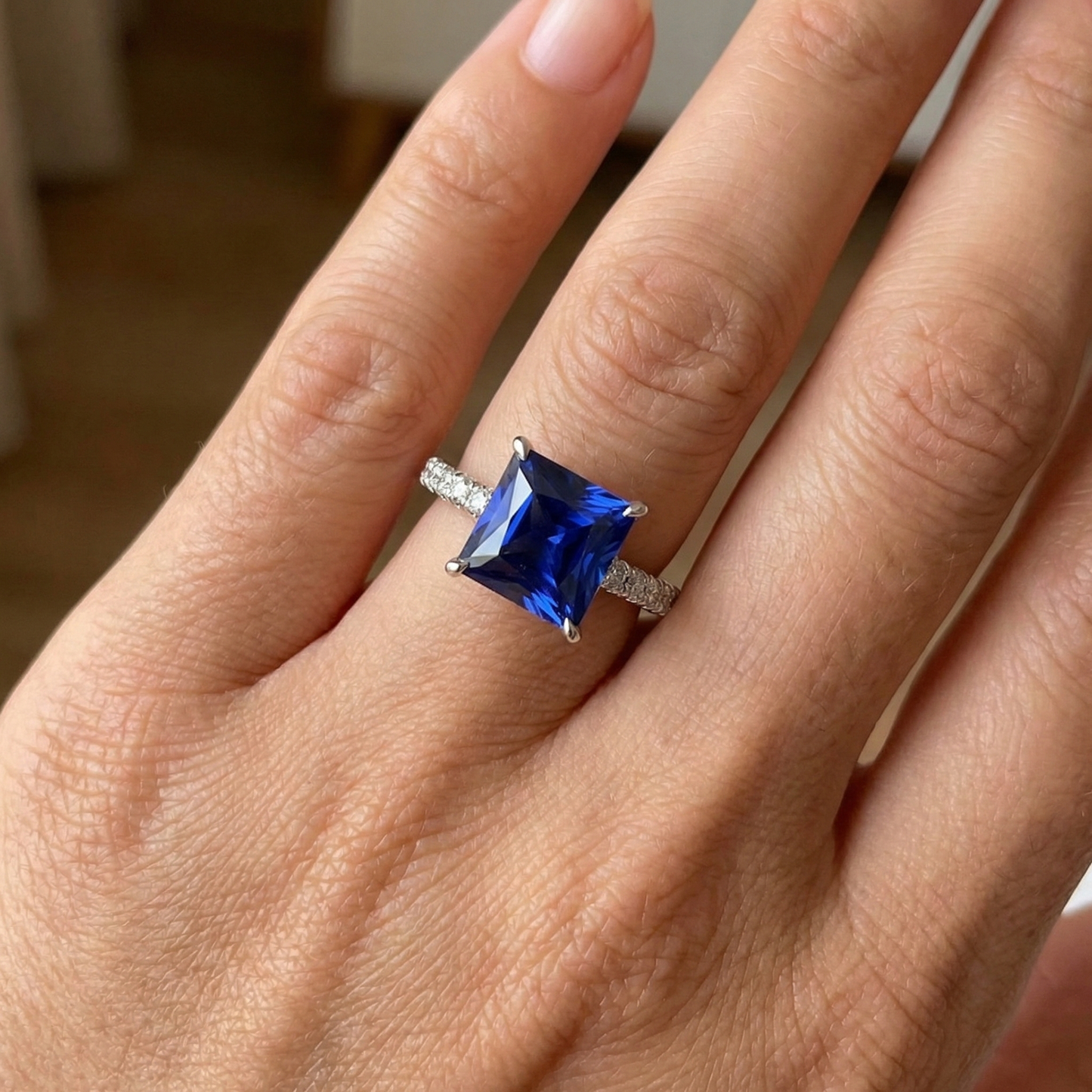 Anello solitario con accenti di diamanti e zaffiro blu taglio principessa 5.50 carati