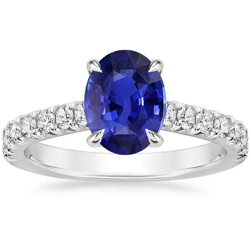 Anello solitario con zaffiro blu ovale a 4 carati e accenti di diamanti in oro bianco 14K