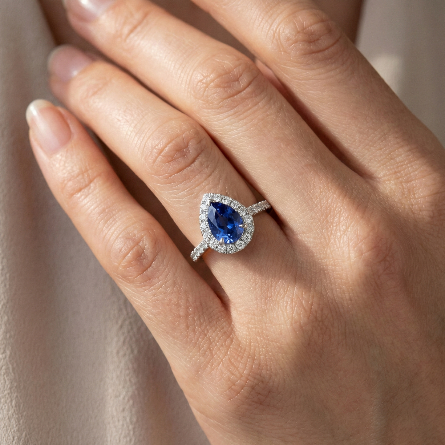 Bellissimo anello in oro rosa con zaffiro blu dello Sri Lanka a forma di pera. 2 ct