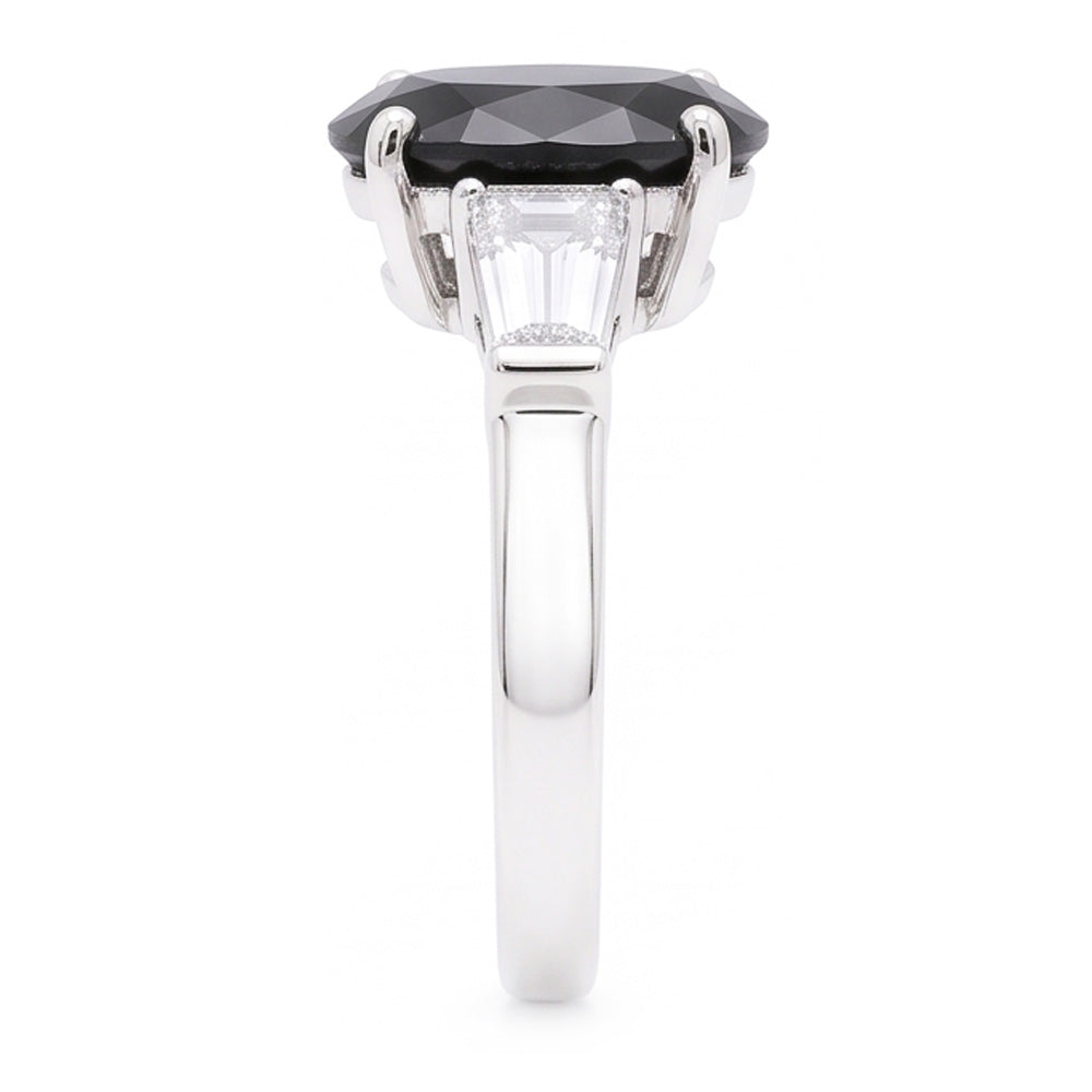 Anello a tre pietre in oro bianco 14K con diamante nero naturale ovale e baguette da 3,6 carati