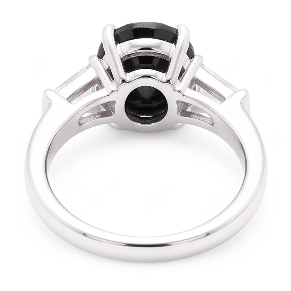 Anello a tre pietre in oro bianco 14K con diamante nero naturale ovale e baguette da 3,6 carati