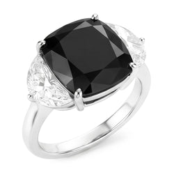 Anello di fidanzamento a tre pietre con diamante nero naturale taglio cuscino da 4,6 carati e mezze lune in Oro Bianco 14 carati