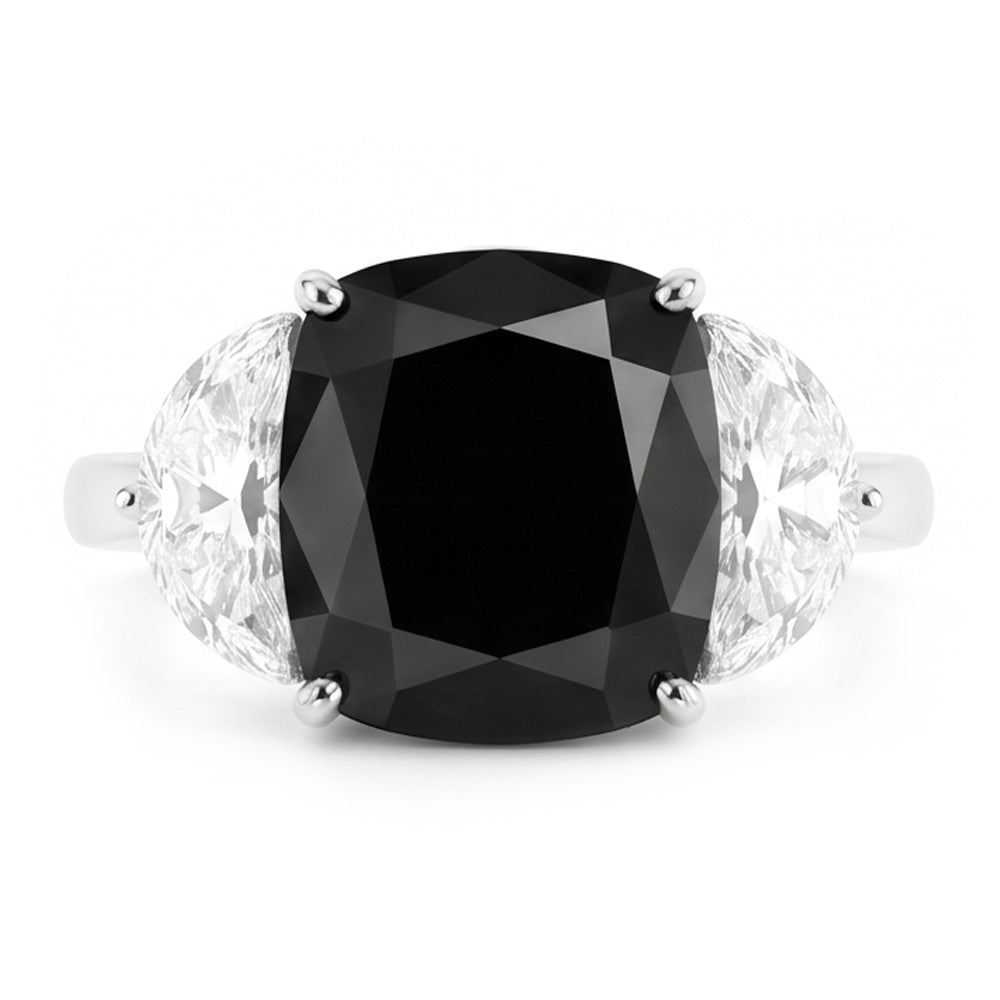 Anello di fidanzamento a tre pietre con diamante nero naturale taglio cuscino da 4,6 carati e mezze lune in Oro Bianco 14 carati