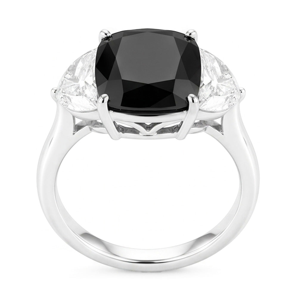 Anello di fidanzamento a tre pietre con diamante nero naturale taglio cuscino da 4,6 carati e mezze lune in Oro Bianco 14 carati