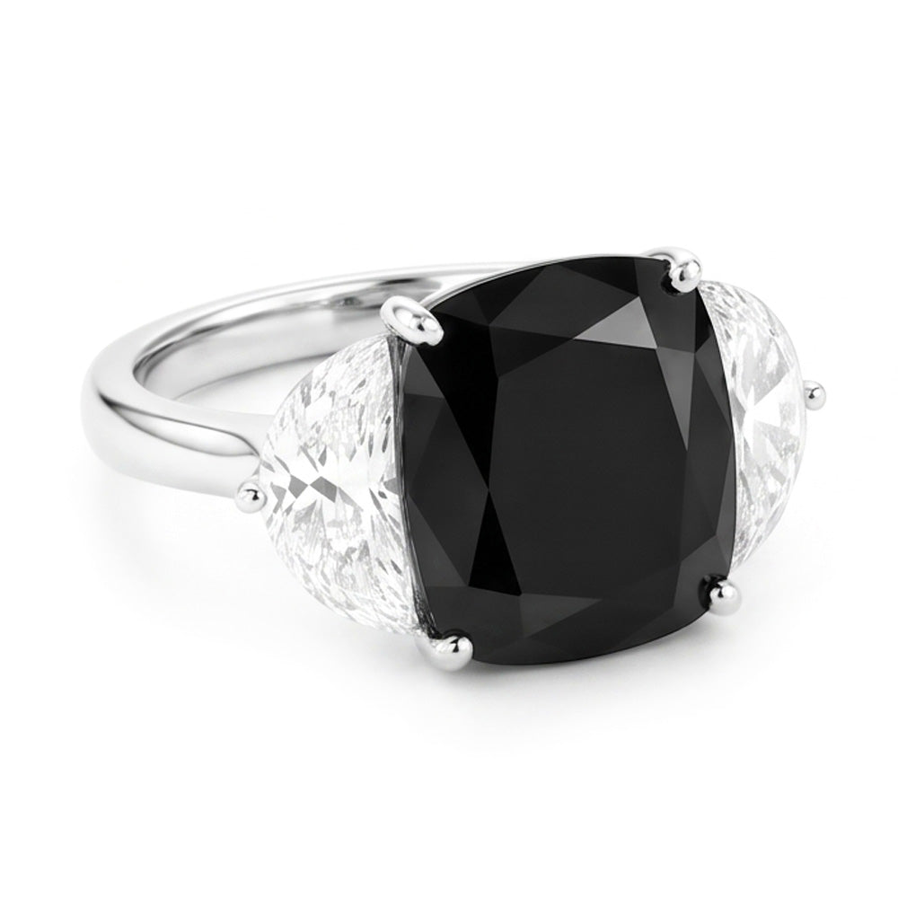 Anello di fidanzamento a tre pietre con diamante nero naturale taglio cuscino da 4,6 carati e mezze lune in Oro Bianco 14 carati