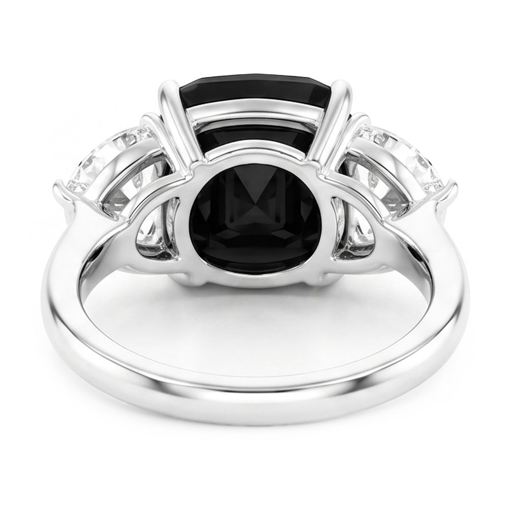 Anello di fidanzamento a tre pietre con diamante nero naturale taglio cuscino da 4,6 carati e mezze lune in Oro Bianco 14 carati