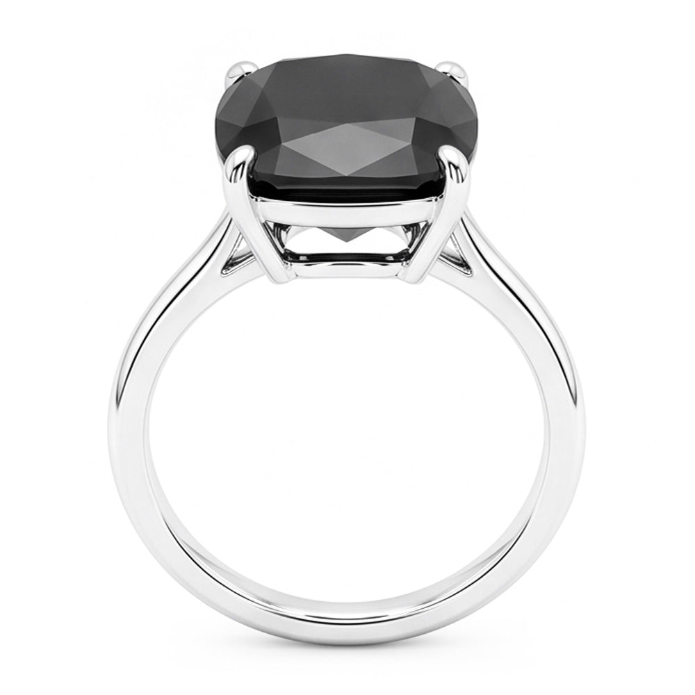 Anello di fidanzamento solitario con diamante nero naturale taglio a cuscino da 5 carati a fascia liscia in Oro Bianco 14 carati