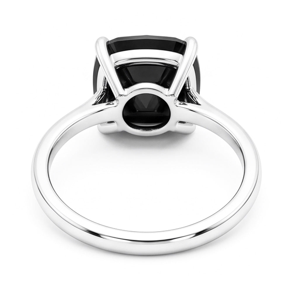 Anello di fidanzamento solitario con diamante nero naturale taglio a cuscino da 5 carati a fascia liscia in Oro Bianco 14 carati