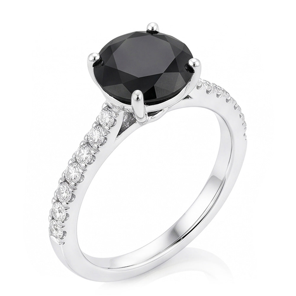 Anello di Fidanzamento Solitario con Diamante Nero Naturale Rotondo da 5 Carati e Pavé in Oro Bianco 14 Carati