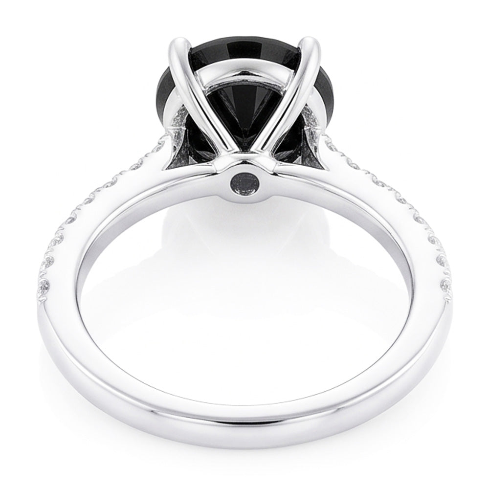 Anello di Fidanzamento Solitario con Diamante Nero Naturale Rotondo da 5 Carati e Pavé in Oro Bianco 14 Carati