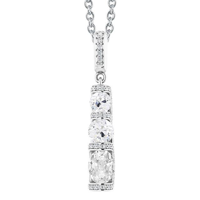 Ciondolo Con 4,50 Carati Ovale E Naturale Diamante A Taglio Rotondo In Stile Vecchia Miniera Con Tre Pietre In Oro Bianco 14K