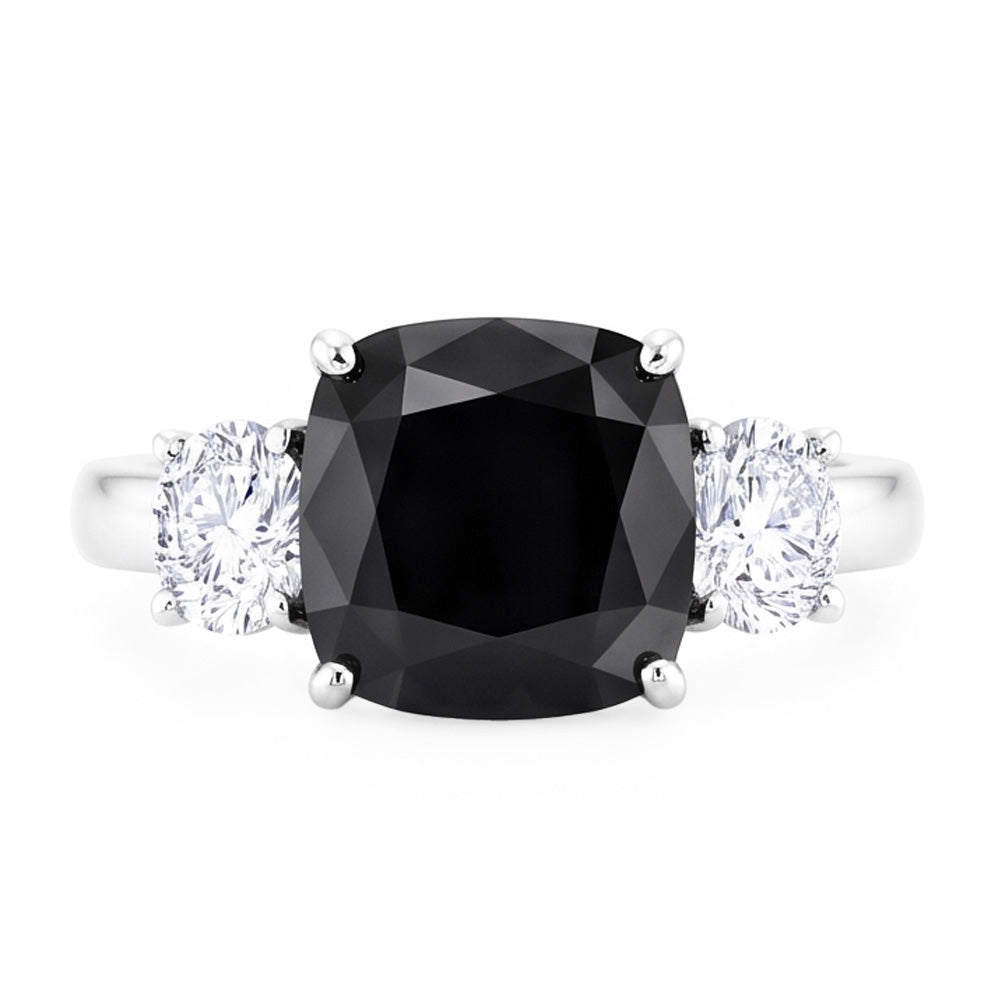 Anello di Fidanzamento a Tre Pietre con Diamante Nero Scuro Naturale Taglio Cuscino da 6 Carati in Oro Bianco 14K