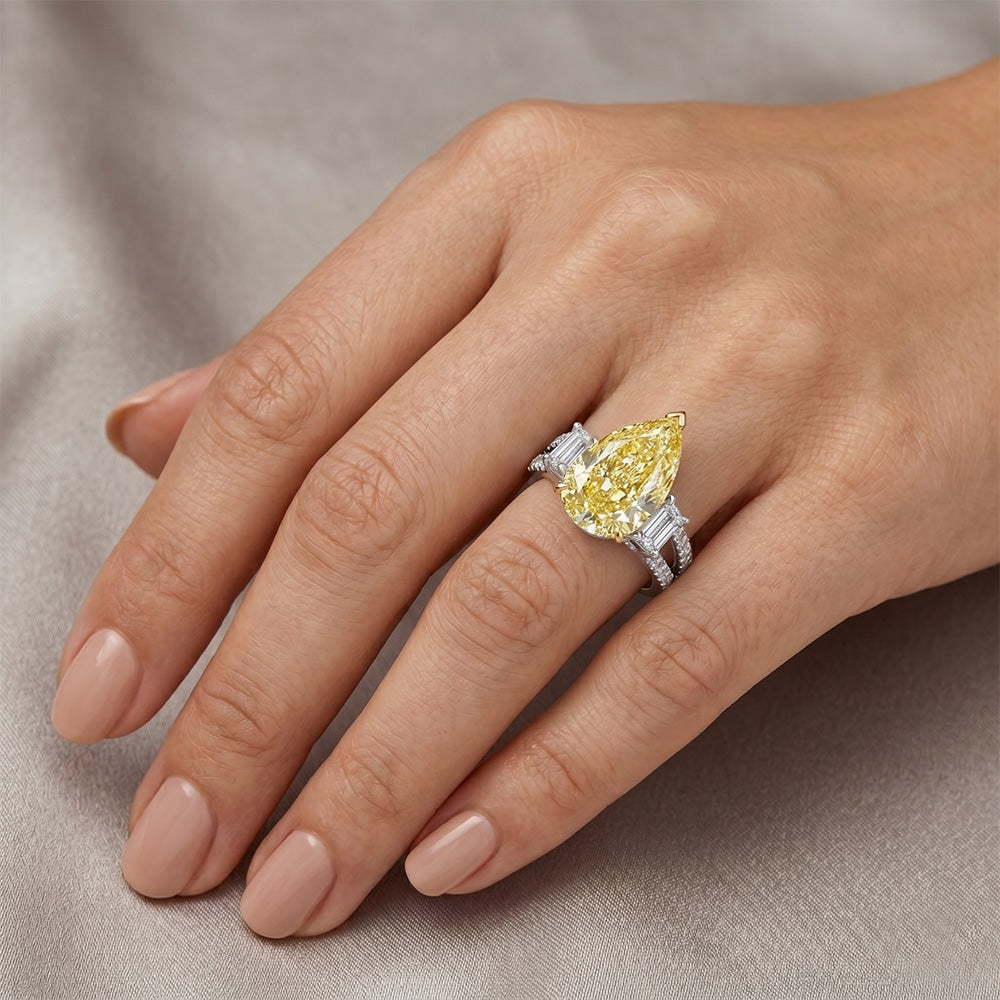Diamante Canarino Purezza VVS Trilogia 4 carati in Oro Due Toni
